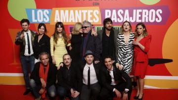 El director de cine Pedro Almodóvar con el elenco del filme.
