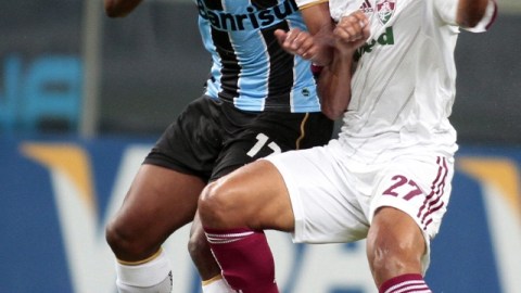 Fernando, del Gremio, acosa a Mi- Michael (der.), del Fluminense.