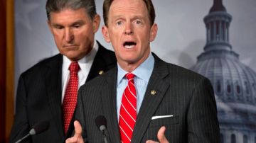 El senador republicano Patrick Toomey,  (der.)  y el demócrata  Joe Manchin.