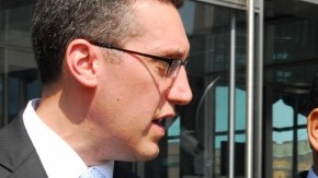 Nelson Castro (der.) a la salida de la Corte Criminal de El Bronx.