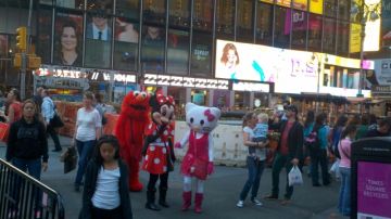 Elmo, Minnie Mouse y Hello Kitty en Times Square.