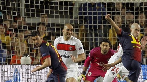 Pedro Rodríguez (d) marca el gol del empate del Barcelona ante PSG luego de una maniobra de Leo Messi.