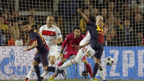 Pedro Rodríguez (d) marca el gol del empate del Barcelona ante PSG luego de una maniobra de Leo Messi.