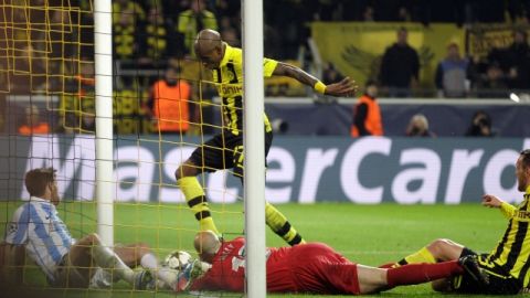En claro fuera de lugar el brasileño Felipe Santana convierte el gol del polémico triunfo del Borussia 3-2 sobre Málaga.
