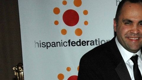 Rossana Rosado, Gerente General de EL DIARIO LA PRENSA, sostiene el premio junto al anfitrión del evento, José Calderón, presidente de la Federación Hispana.