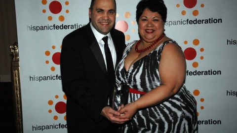 Rossana Rosado, Gerente General de EL DIARIO LA PRENSA, sostiene el premio junto al anfitrión del evento, José Calderón, presidente de la Federación Hispana.