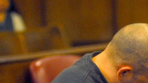 Hernández movía y agachaba la cabeza durante la audiencia de ayer.