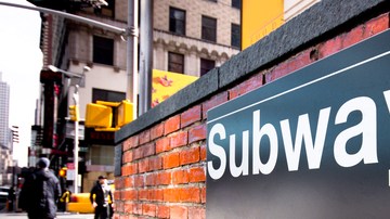 Una vez el tren se detuvo, la sospechosa huyó de la estación.