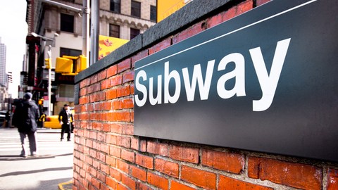 Una vez el tren se detuvo, la sospechosa huyó de la estación.