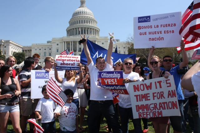 Inmigrantes y amigos acudieron ayer al Congreso a reclamar una reforma migratoria integral.