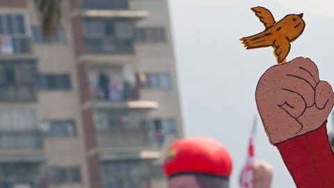 Un dibujo en cartón muestra a Nicolás Maduro en lucha por la presidencia que prácticamente le heredó el fenecido presidente Hugo Chávez.