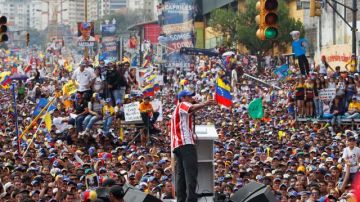 Los escasos sondeos han puesto a Maduro a la cabeza de las preferencias, aunque en los últimos días una encuesta ha señalado que vio reducir su ventaja sobre Capriles.