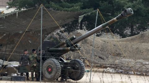 Soldados surcoreanos preparan la artillería durante unas maniobras militares en Paju, Corea del Sur.