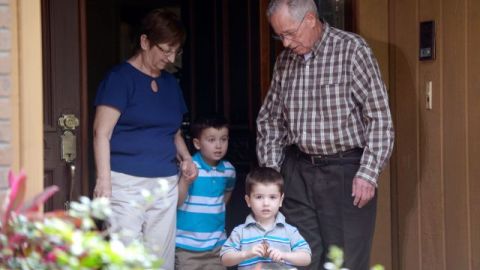 Los adultos mayores han tenido que estar al cuidado de sus familiares la mayoría niños. /Archivo