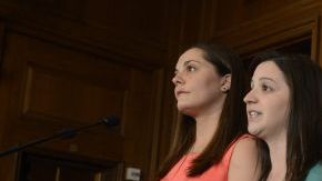 Erica Lafferty (i) y Jillian Soto (2i), parientes de dos de las víctimas de la matanza en la escuela "Sandy Hook" de Connecticut, están acompañadas por los senadores demócratas Richard Blumenthal (2d) y Chuck Schumer (d), en el Capitolio.