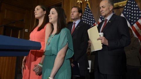 Erica Lafferty (i) y Jillian Soto (2i), parientes de dos de las víctimas de la matanza en la escuela "Sandy Hook" de Connecticut, están acompañadas por los senadores demócratas Richard Blumenthal (2d) y Chuck Schumer (d), en el Capitolio.