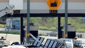 El tráfico en ambas direcciones a lo largo de la autopista ha sido cerrado mientras que los equipos están en la escena.