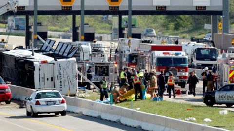 El tráfico en ambas direcciones a lo largo de la autopista ha sido cerrado mientras que los equipos están en la escena.