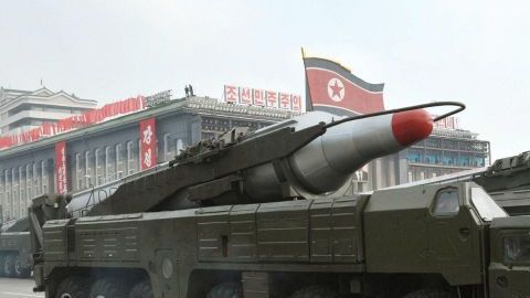 Corea del Norte recientemente trasladó, se cree que un misil "Musudan", a su costa este en una muestra de su poderío militar o como preparación para un inminente lanzamiento, según multiples fuentes en Seúl, Corea del Sur.