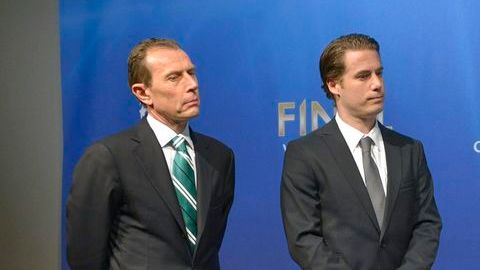 Los representantes de los cuatro clubes (Madrid, Dortmund, Barcelona y Bayern) en torno a la 'orejona', durante el sorteo celebrando en Nyon.
