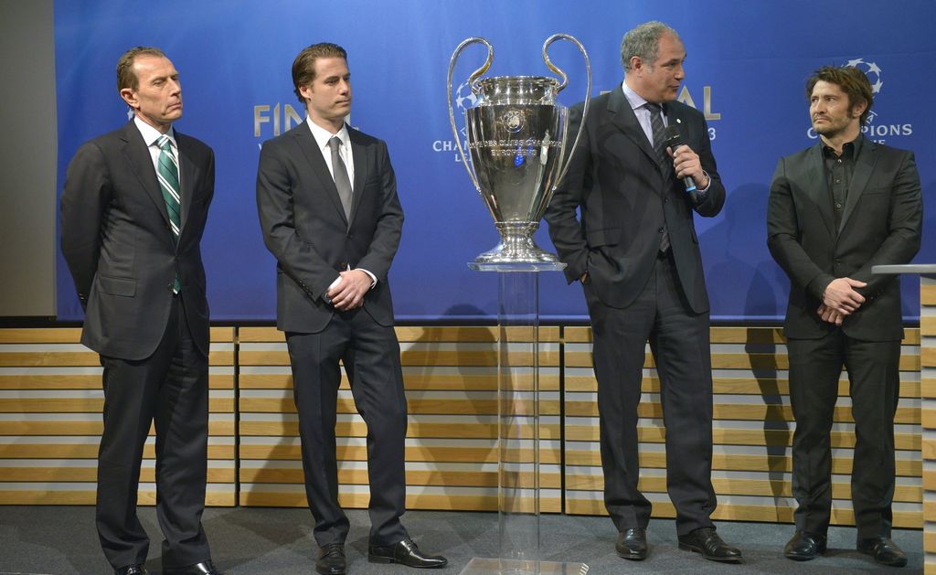 Los representantes de los cuatro clubes (Madrid, Dortmund, Barcelona y Bayern) en torno a la 'orejona', durante el sorteo celebrando en Nyon.