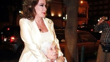 La actriz mexicana Laura Zapata, acompañada  por su  abuelita, en un 
evento.