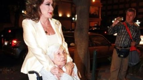 La actriz mexicana Laura Zapata, acompañada por su abuelita, en un
evento.