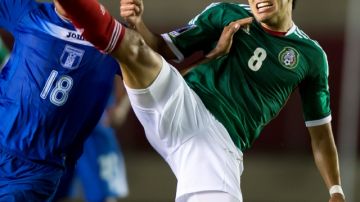 Iván Ochoa, de México, trata de controlar el balón ante la presión de  Darwin Arita de la selección hondureña.
