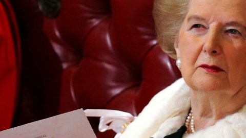 La exprimera ministra  Margaret Thatcher escucha el discurso de la reina Isabel, en la apertura del Parlamento en Londres, el 15 de noviembre de 2006.