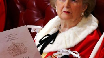 La exprimera ministra  Margaret Thatcher escucha el discurso de la reina Isabel, en la apertura del Parlamento en Londres, el 15 de noviembre de 2006.