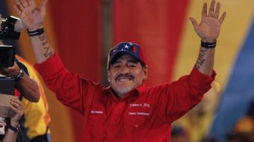 El exfutbolista argentino Diego Armando Maradona saluda durante el acto de cierre de campaña del presidente encargado de Venezuela Nicolás Maduro, en Caracas (Venezuela).