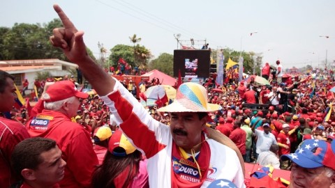 El presidente encargado de Venezuela y candidato a la presidencia, Nicolás Maduro, participa en un acto de cierre de campaña ayer.