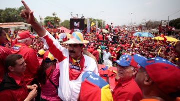 El presidente encargado de Venezuela y candidato a la presidencia, Nicolás Maduro, participa en un acto de cierre de campaña ayer.