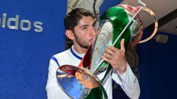 El portero celeste, Jesús Corona, presume lel trofeo de campeón de la Copa MX