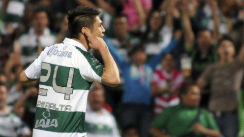 Oribe Peralta firmó la victoria para el Santos Laguna al minuto 70 de tiempo corrido
