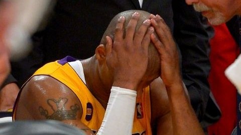 Kobe Bryant (i), de los Lakers,escucha al entrenador Gary Vitti , después de haber sido lesionado durante la segunda mitad del juego de  de la NBA contra los Warriors de Golden State, ayer, en Los Ángeles.