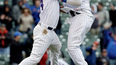 Starlin Castro (der.) de los Cachorros, celebra con Luis Valbuena después de dejar en el terreno a los monarcas de la Serie Mundial.