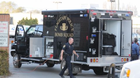 Los investigadores examinaban el jueves los restos de la corresponden- cia que se envió a Arpaio en una oficina de correos de Arizona.