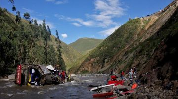 Un autobús se salió de una carretera en los Andes en Perú y cayó por un barranco causando la muerte de 27 personas.