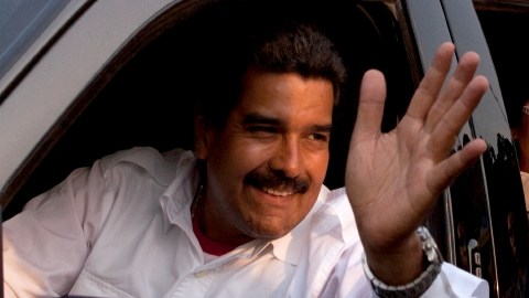 Nicolas Maduro y su esposa Cilia Flores saludan al abandonar el lugar donde descansan los restos de Hugo Chávez, ayer en Caracas
