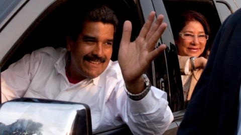 Nicolas Maduro y su esposa Cilia Flores saludan al abandonar el lugar donde descansan los restos de Hugo Chávez, ayer en Caracas