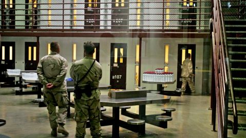 Guardias en Guantánamo observan uno de los bloques de presos.