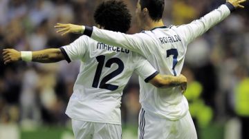 Cristiano Ronaldo celebra con su compañero Marcelo.