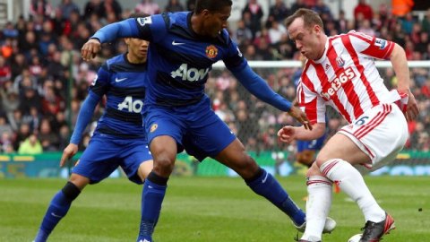 Manchester United regresó a la senda del triunfo y derrotó 2-0 a Stoke City