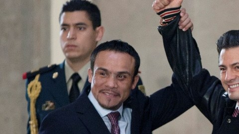 El boxeador mexicano Juan Manuel Márquez junto al presidente de México, Enrique Peña Nieto.