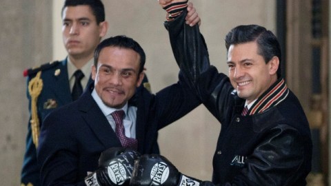 El boxeador mexicano Juan Manuel Márquez junto al presidente de México, Enrique Peña Nieto.