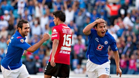 Gerardo Flores (der.) recién llamado al Tri, inicia alegre el festejo tras anotarle a Tijuana en el Azul.