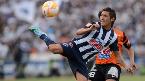 Neri Cardozo hace una jugada de fantasía ante el acoso de un defensor de los Tuzos de Pachuca.