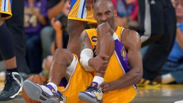 Los Lakers perdieron a su estrella, Kobe Bryant, que se lesionó la noche del viernes en la victoria sobre los Warriors de Golden State.