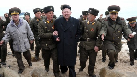 El líder norcoreano Kim Jong Un, centro, camina con una unidad militar tras su arribo a Mu Islet, localizado en el suroeste de la frontera con Corea del Sur.